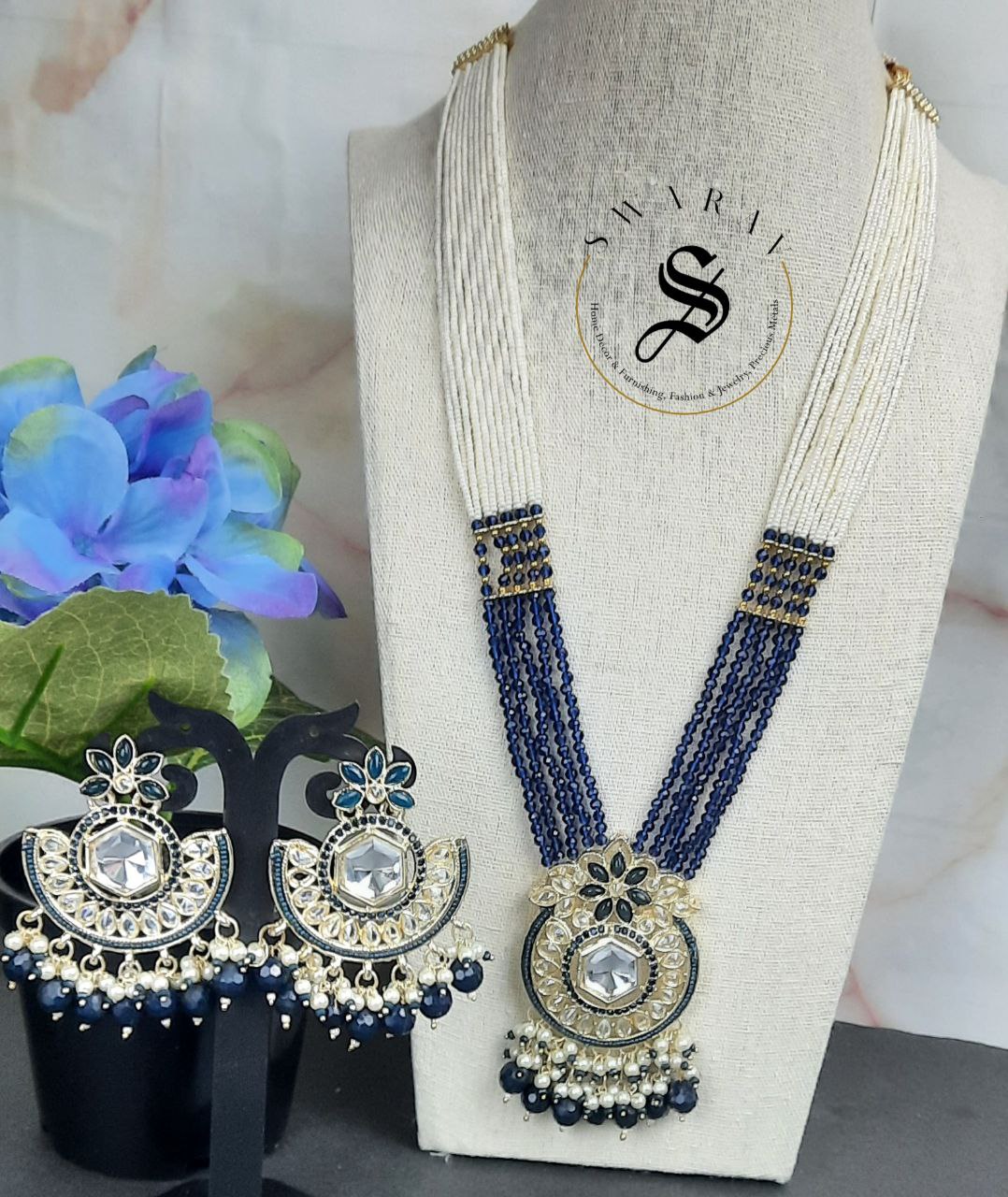 Jaipur jewelry - Long necklace/Haar in sugar beads and Kundan pendant with matching earrings.