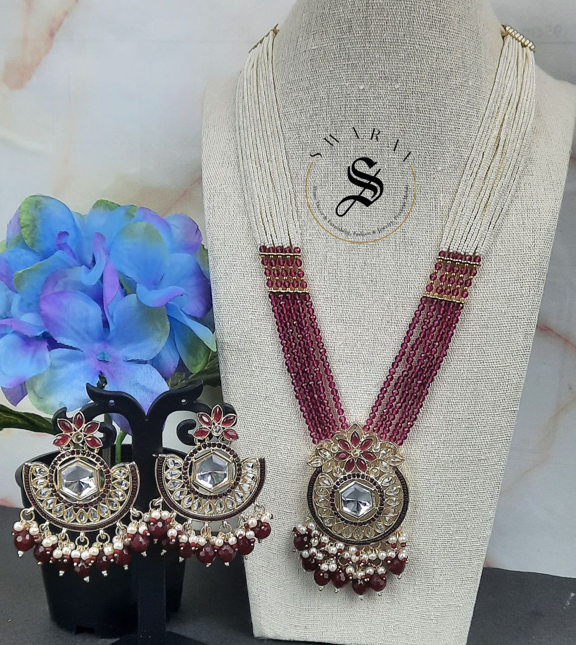 Jaipur jewelry - Long necklace/Haar in sugar beads and Kundan pendant with matching earrings.
