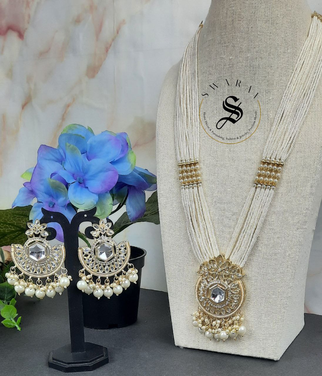 Jaipur jewelry - Long necklace/Haar in sugar beads and Kundan pendant with matching earrings.