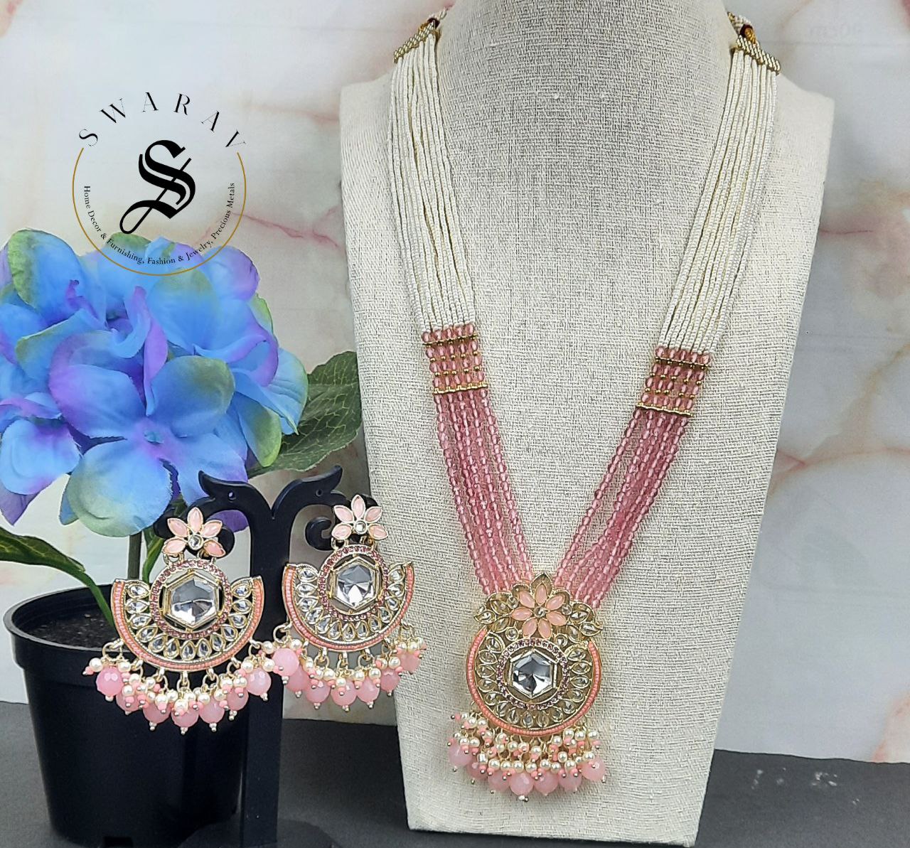 Jaipur jewelry - Long necklace/Haar in sugar beads and Kundan pendant with matching earrings.